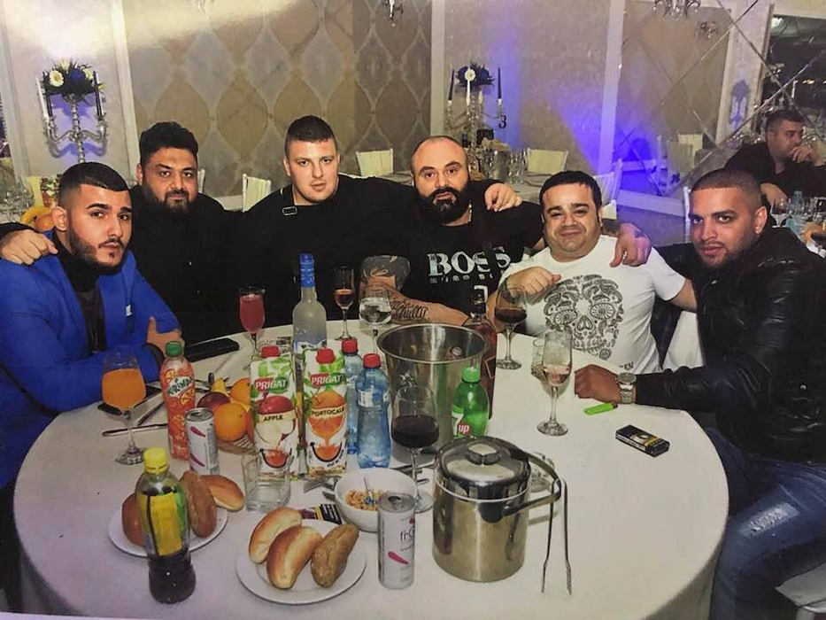 Adrian Minune a făcut senzaţie pe scena unui club de lux din Capitală. Animatoarele au…