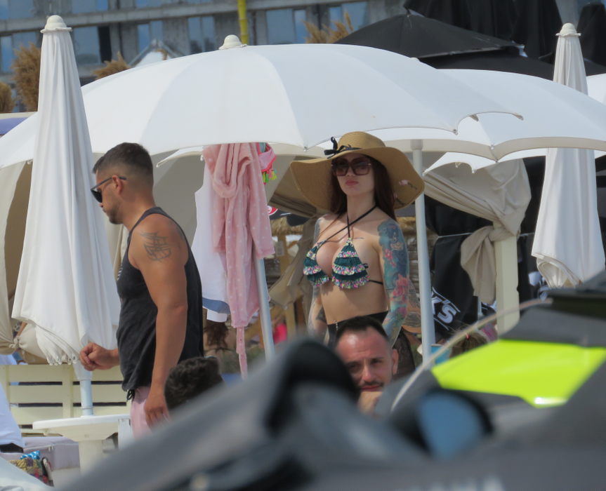 Bustul sexoasei ispite a fost la un pas să ”evadeze” din sutien