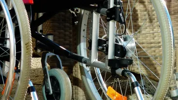 Caz revoltător în Târgoviște. O fetiță de 13 ani, imobilizată în scaun cu rotile, a devenit mamă la 13 ani. Cine ar fi tatăl