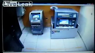 Incredibil! O banda de hoti a reusit sa sparga un bancomat in mai putin de un minut! Vezi cum au lucrat baietii!