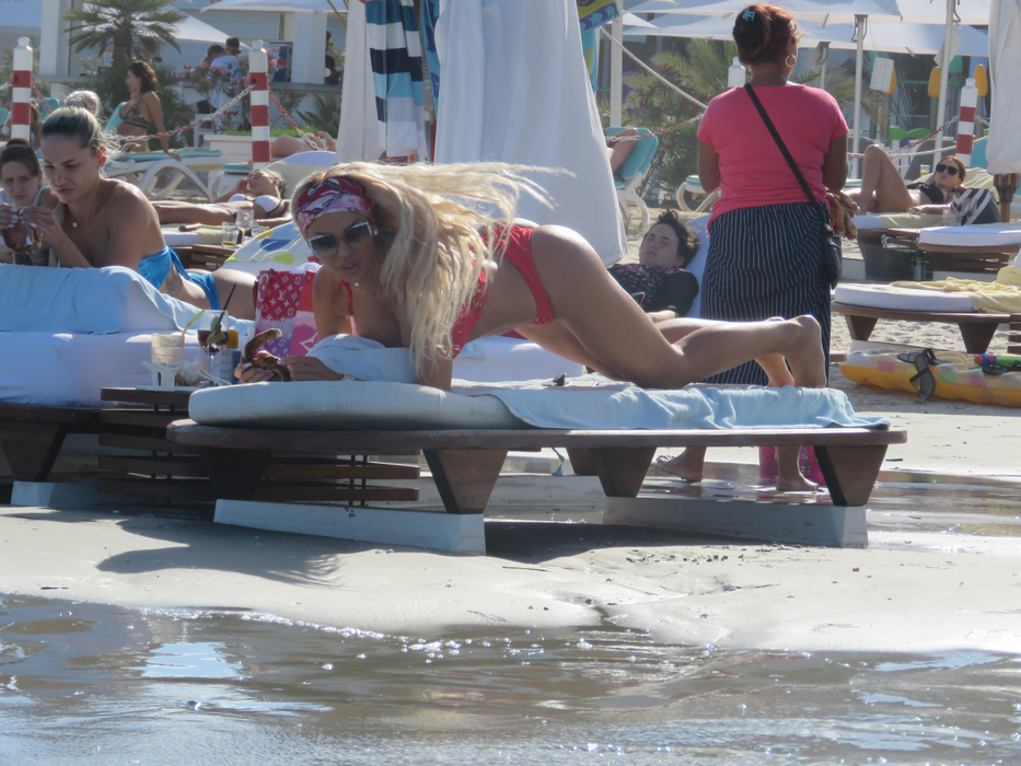 Bianca Drăgușanu, răvășitoare la plajă