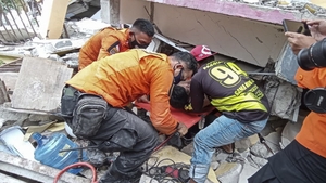 Indonezia, țara care pare blestemată. Oamenii sunt loviți de moarte din toate părțile: cutremur, inundații, alunecări de teren, avion prăbușit în mare și un nou record de cazuri COVID-19