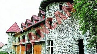 Si-a facut castel dintr-un munte de piatra