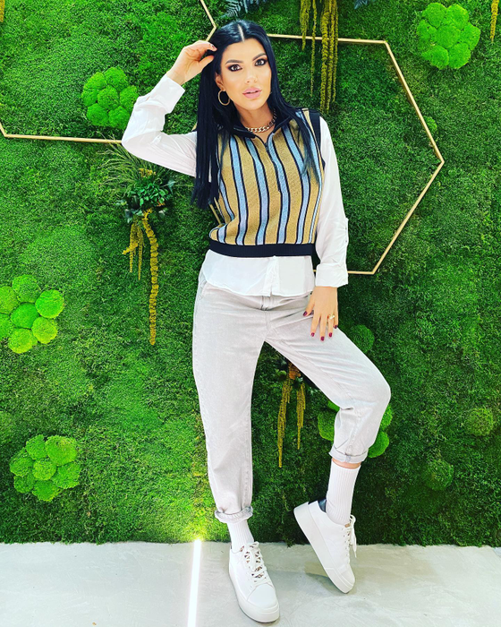 Lorena și Andreea Tonciu “s-au întrecut” în decolteuri și au fost criticate: “Ați fost operate și injectate de același plastician”. Reacția fulminantă a fostei asistente TV