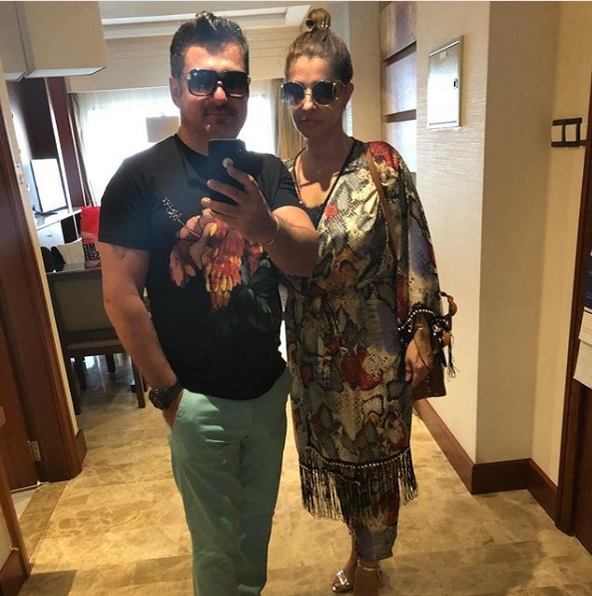 Adi de la Vâlcea și-a surprins soția cu o declarație de iubire în public! Cristina, selfie în costum de baie
