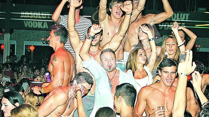 Bote si-a dezbracat modelele in club si le-a stropit cu sampanie! Show cu baieti goi si uzi!
