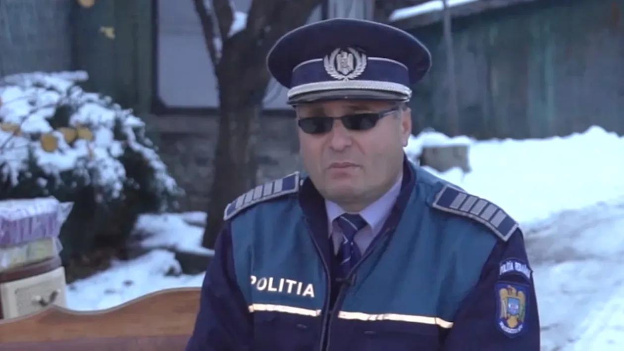 Protest tulburător al unui poliţist din Suceava! A ieşit în stradă cu mobila lângă el, fiindcă nu mai are unde să locuiască
