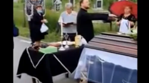 Scandal la o înmormântare în Cluj. Preotul: ”Nu încep până când familia nu-și cere iertare de la mine!” VIDEO