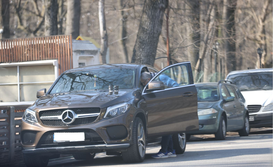 Ilie Năstase verifică ceva la mașină (Foto: CANCAN.RO)