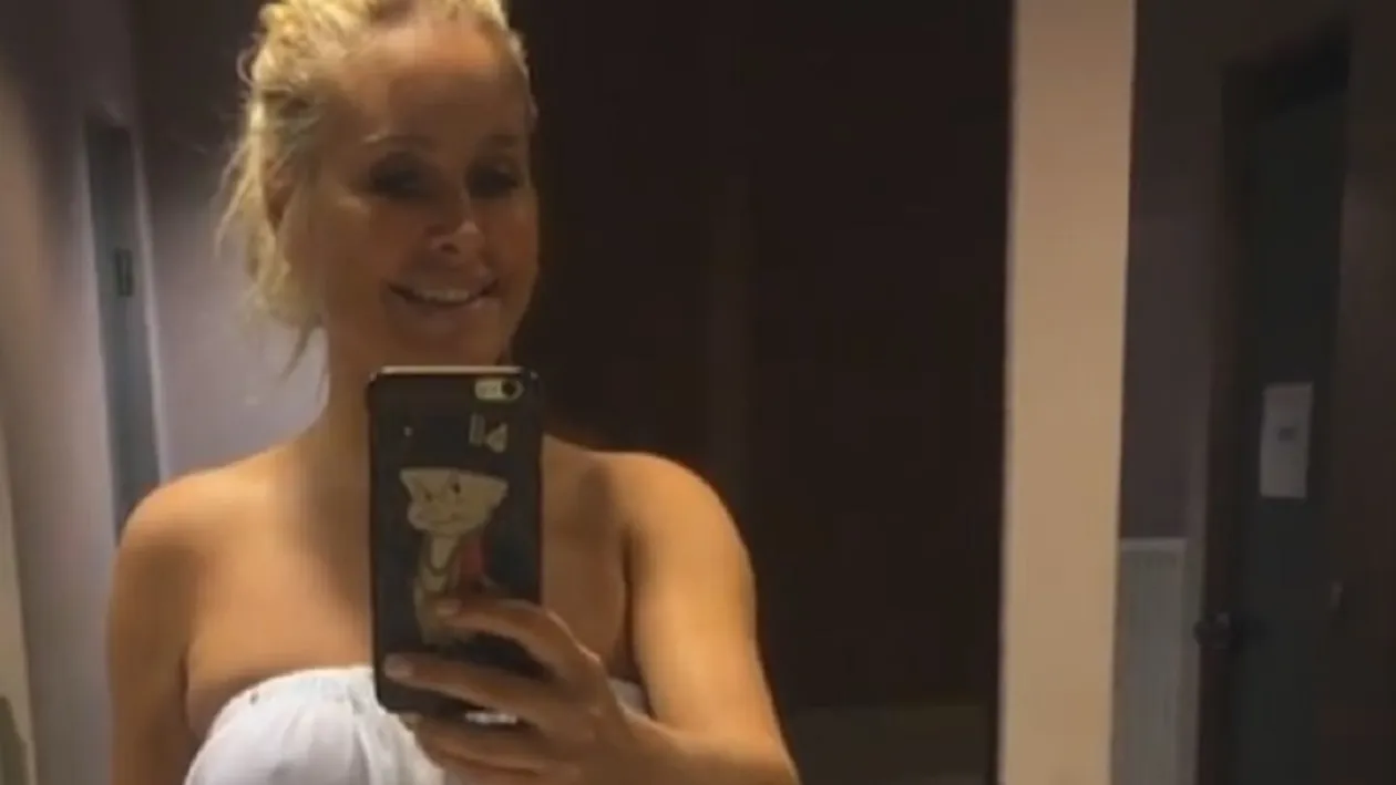 Vica Blochina a făcut show pe masă la ziua Oanei Roman! Cum s-a pozat vedeta