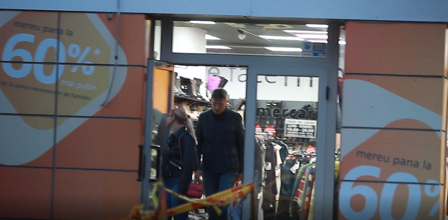 Dan Barna și soția ies din magazinul care oferea reduceri