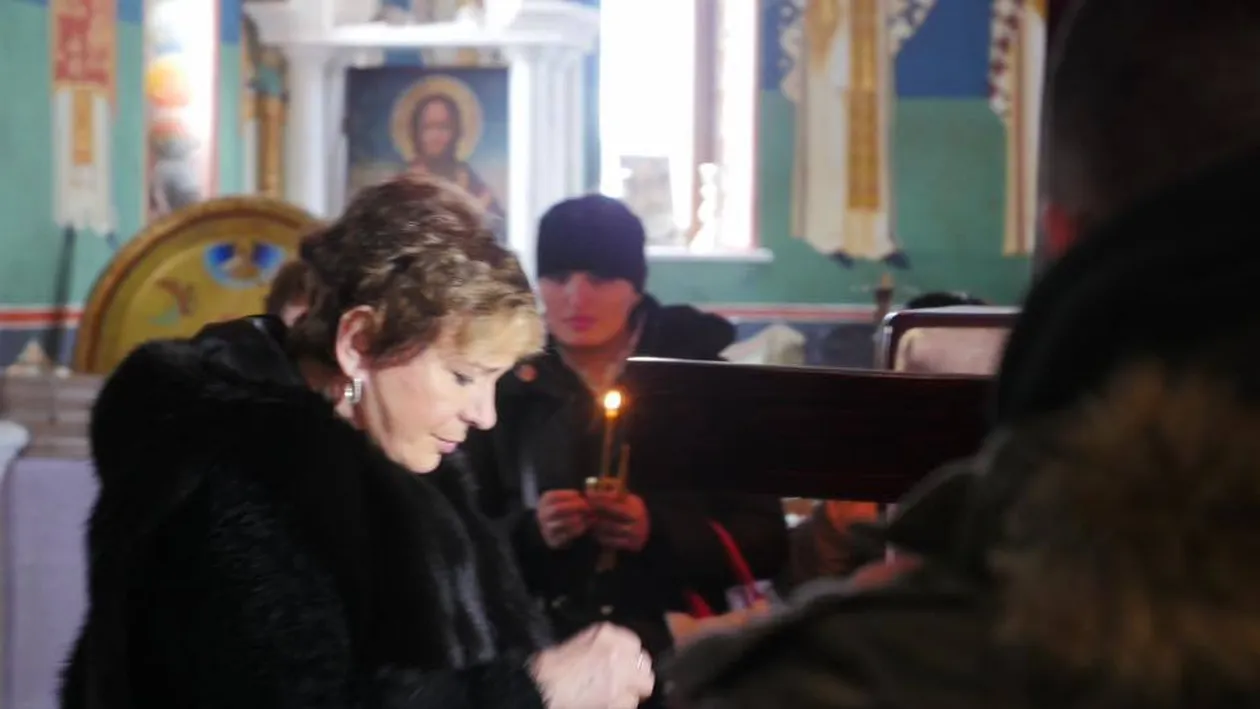 IONELA PRODAN, înmărmurită de durere la căpătâiul ILENEI CIUCULETE! Gestul făcut de cântăreaţă i-a lăsat pe toţi fără cuvinte