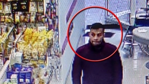 Un bărbat a furat un telefon dintr-o farmacie. Punct ochit, punct lovit: a băgat prada în buzunar și s-a făcut nevăzut