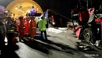 Accident cumplit de autocar! Cel puţin 36 de persoane au murit şi 13 sunt rănite