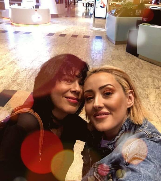 Mariana Moculescu și fiica sa, Nidia. (sursă - social media)