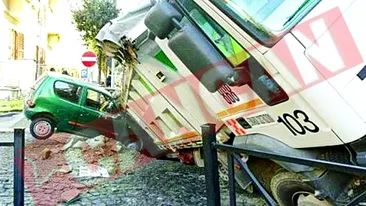 Un camion s-a scufundat in asfalt