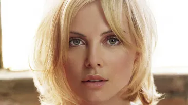 Actriţa CHARLIZE THERON, de nerecunoscut! S-a îngrăşat 15 kilograme şi a fost fotografiată aşa într-un parc