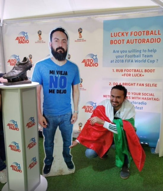 A strâns bani 4 ani pentru a merge la Campionatul Mondial de Fotbal, dar soția nu l-a lăsat să plece în Rusia. Prietenii bărbatului din Mexic au făcut însă un gest incredibil