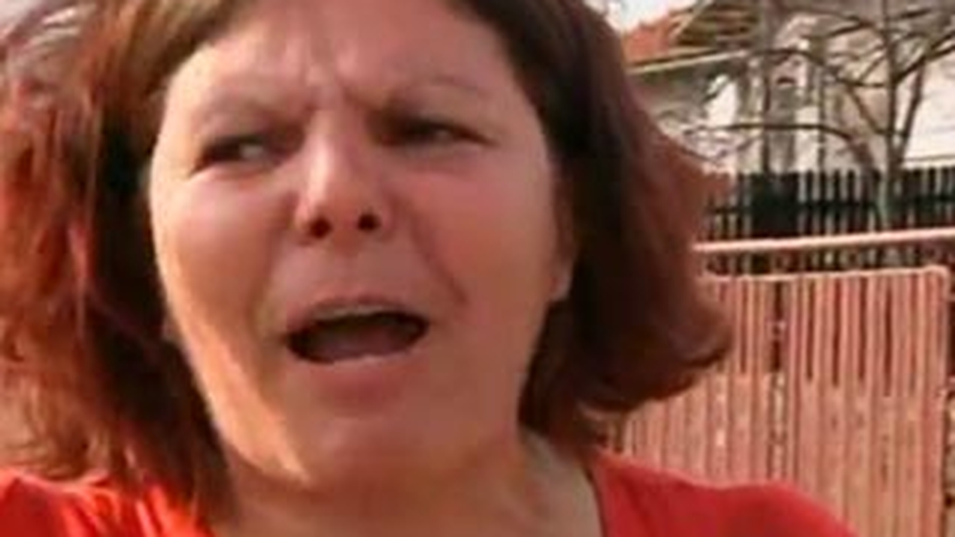 Scandal colosal intre baba care nu a fost violata cum trebuie si o vecina! "Esti o curva, ai spart case si familii" / "Proasto, eu nu mananc pe pi**a ca tine!"