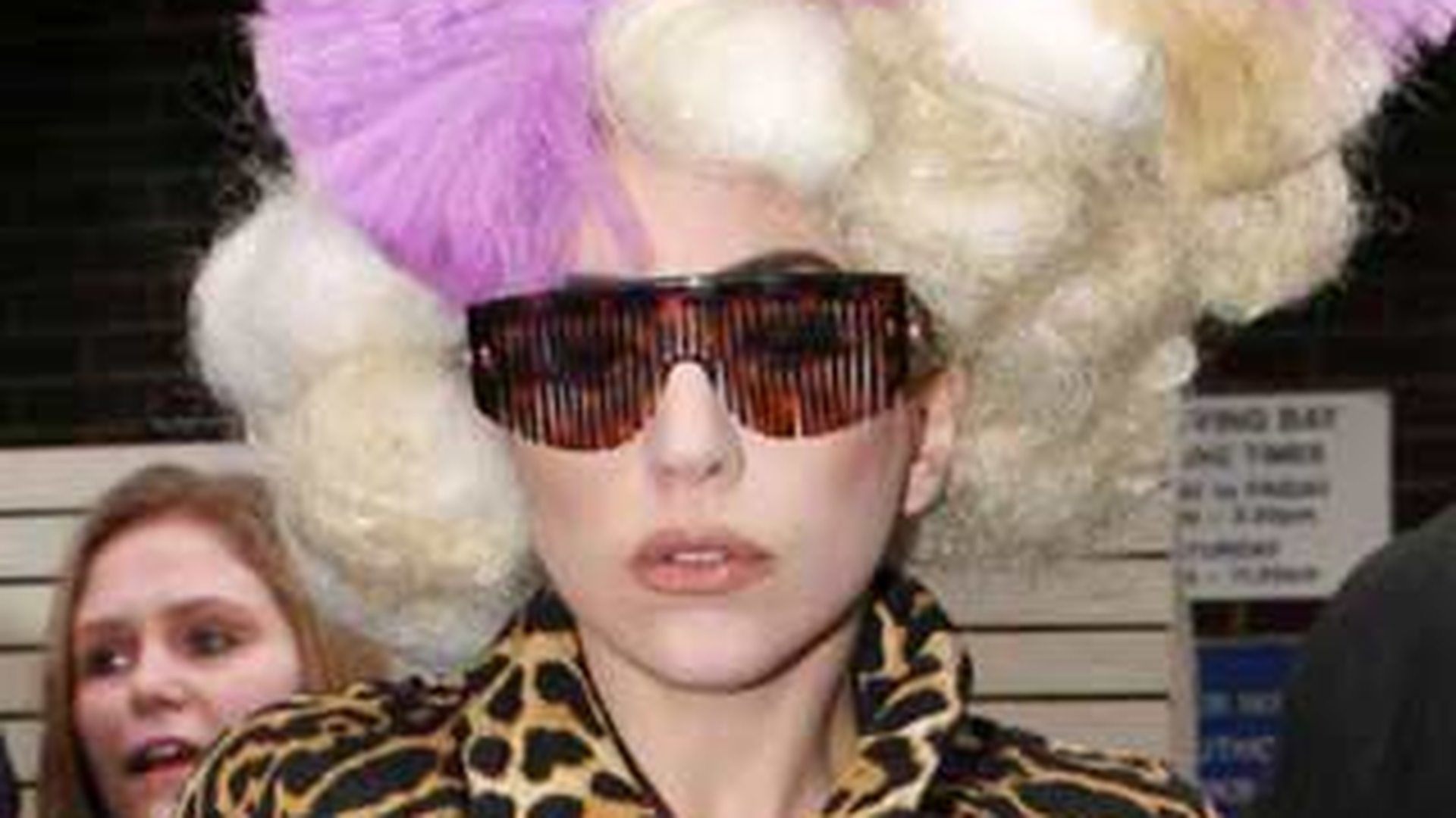 Lady Gaga si-a pus dinti de aur!Vezi aici cum arata!