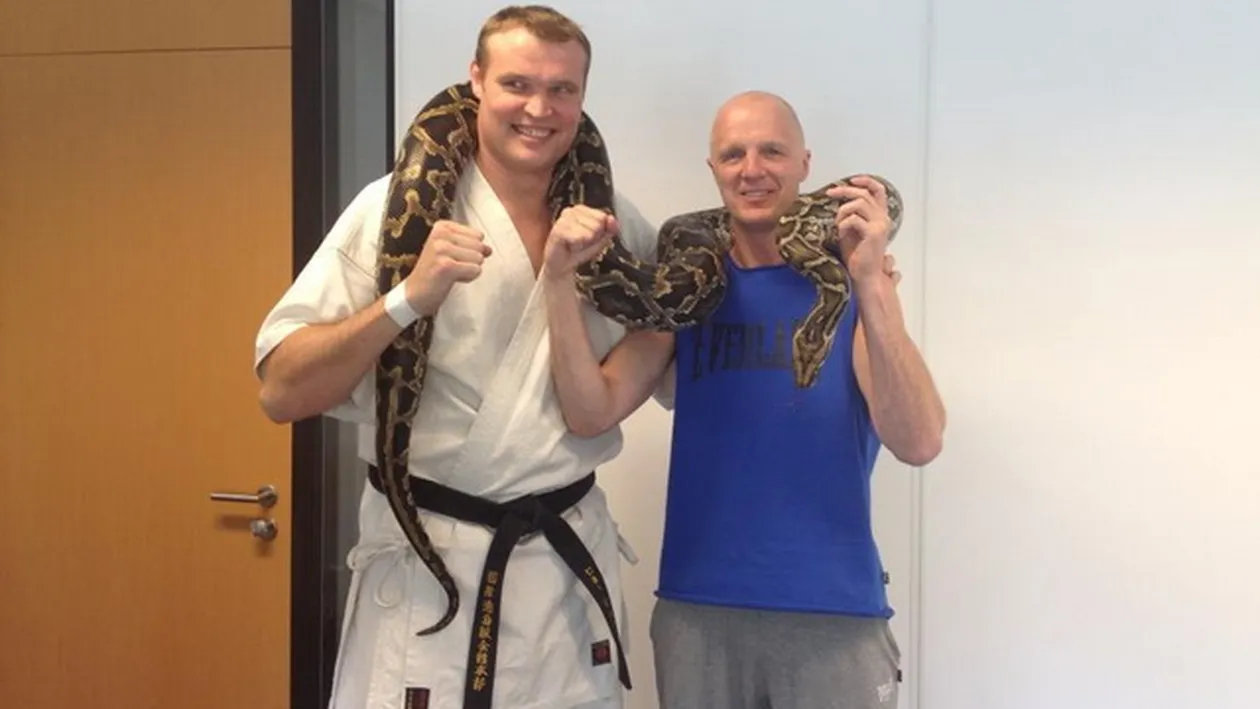 Confruntarea greilor! Campionul K1 Semmy Schilt “ lupta” corp la corp cu un boa constrictor urias!