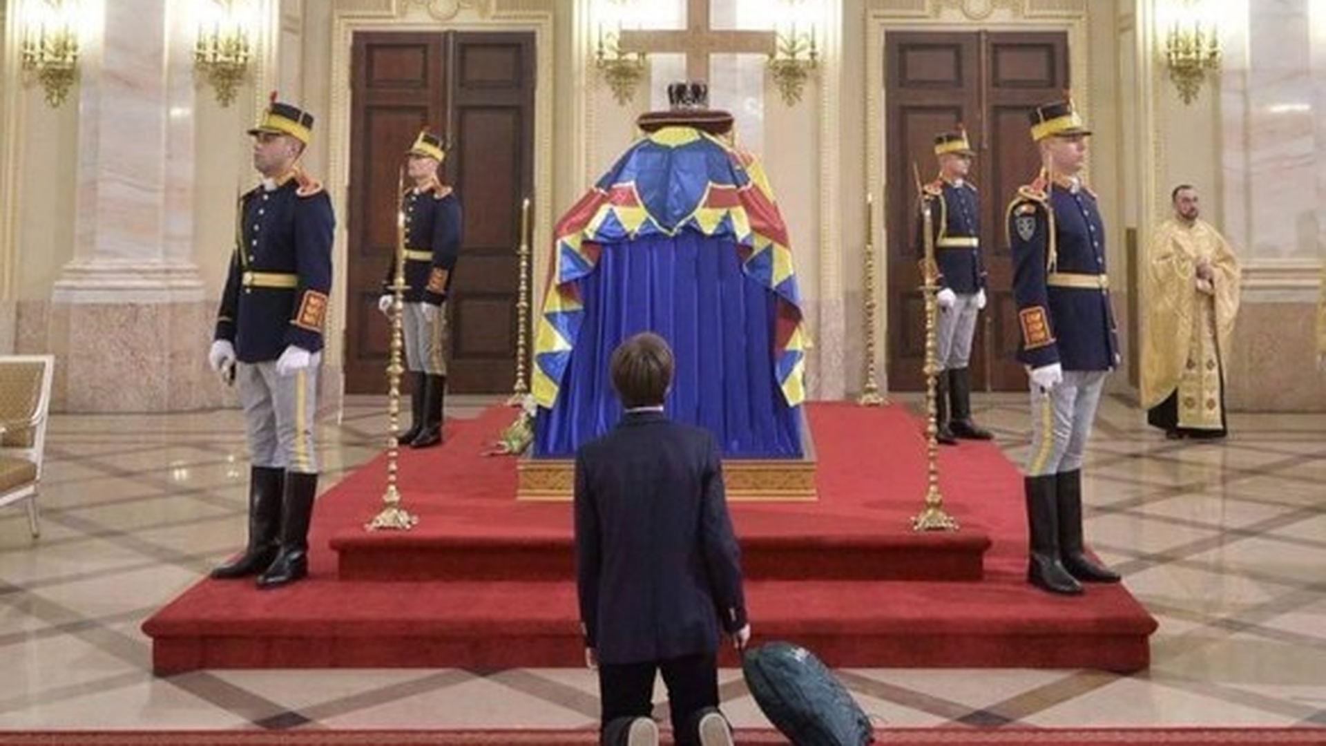 Cine e elevul care a îngenuncheat la catafalcul Regelui Mihai şi cum şi-a explicat gestul