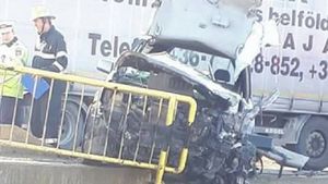 Moarte cumplită pentru un tânăr de 21 de ani. A murit strivit de un TIR, după ce a depăşit coloana de maşini pe linia continuă