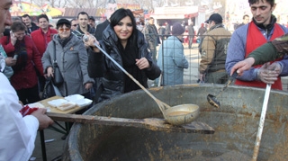 Adriana Bahmuteanu si sotul ei au facut o tona de fasole de Ziua Nationala! "Am facut mancarea preferata a lui Prigoana" Bucurestenii s-au ingramadit sa ia o portie!