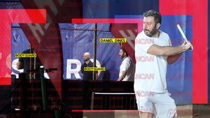 Comicăria de pe lume: a jucat tenis păzit de bodyguarzi pe teren! 😂 CANCAN.RO are imagini fabuloase cu miliardarul român care-l vrea pe Federer partener la dublu