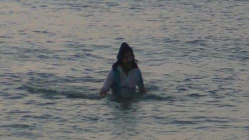 Cel mai pudic turist de pe litoral! Şi-a dorit atât de mult să facă o baie in mare, incât a uitat un lucru esential!