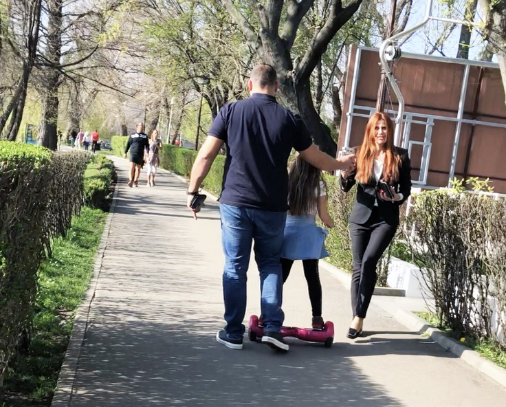 Mama, tatăl și fiica, la plimbare în parc