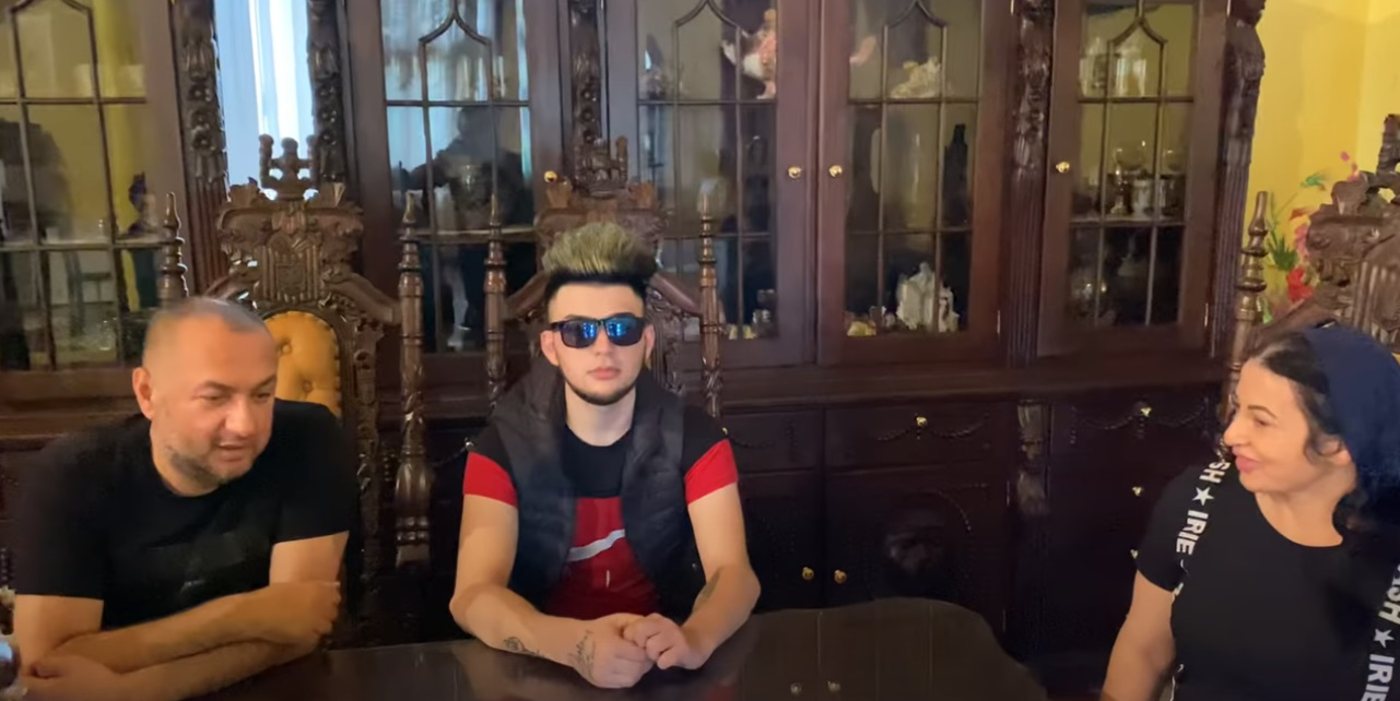 Leo, Anca și Malone, "fiul lor adoptiv"