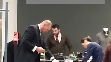 Barbatii le pretuiesc, femeile sunt super-sexy cu ele la gat. Pentru cine a cumparat Viorel Catarama cadou un papion?