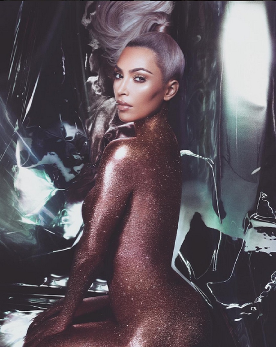 VIDEO / Pictorial strălucitor! La propriu! Kim Kardashian „îmbrăcată” doar în sclipici. Bărbaţii s-au înfierbântat când au văzut imaginile