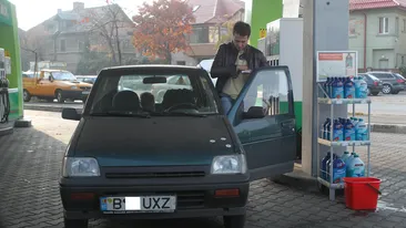 Actor mare, masina mica. Vezi cine s-a inghesuit intr-o cutie de chibrituri