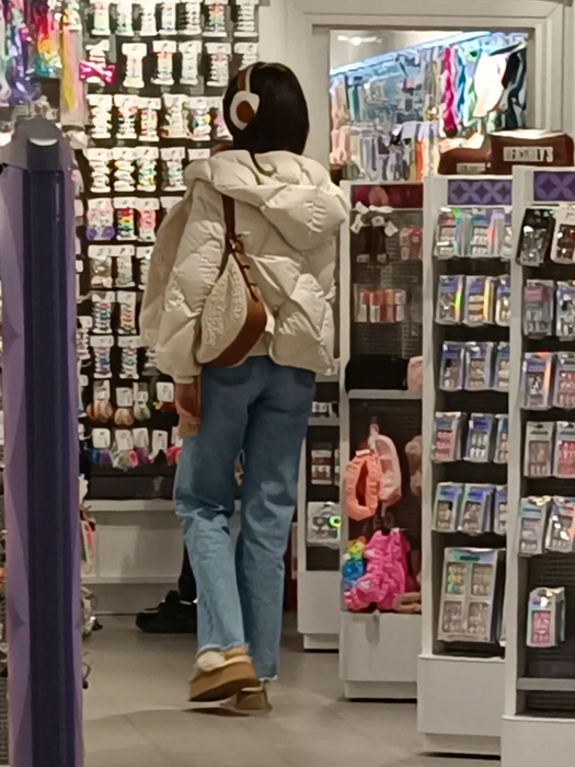 Cleopatra Stratan a "colindat" magazinele din mall