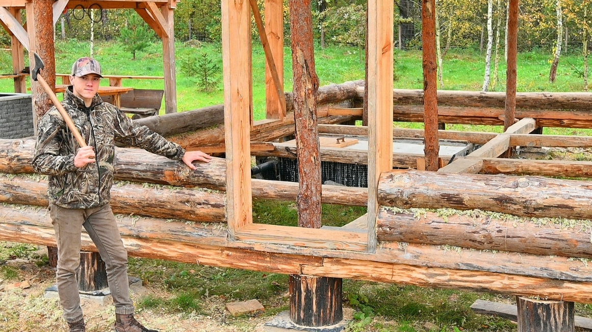 Nu e o glumă! Acest tânăr de 23 de ani și-a construit o casă cu doar 3.000 de euro
