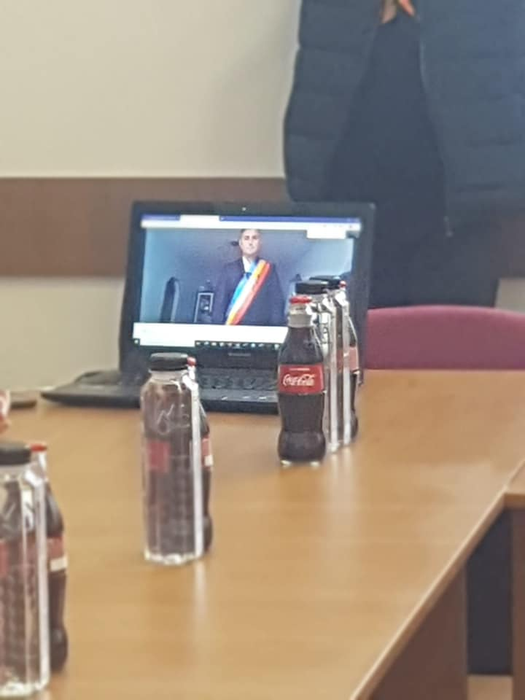 Primarul din Potcoava s-a îmbrăcat elegant, și-a pus drapelul pe piept și a anunțat online că a fost testat pozitiv cu COVID-19 | VIDEO