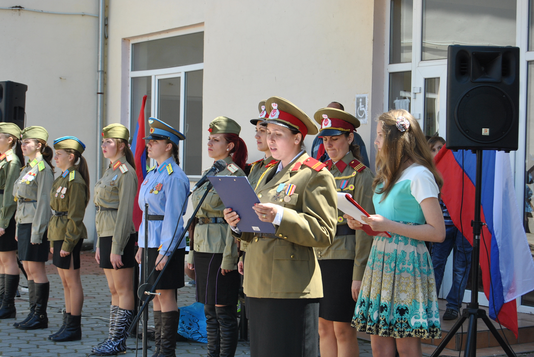 Uniformele prezentate de tinerele din Lugoj sunt din toate țările care s-au luptat în Al Doilea Război Mondial