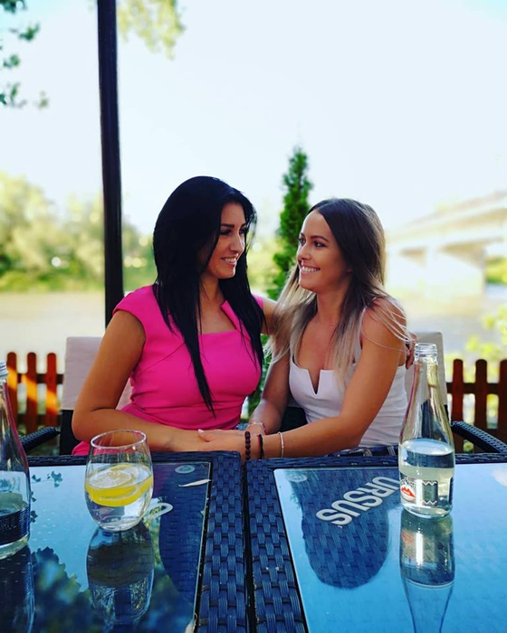 Mirela Banias de la “Insula Iubirii”, mărturii înfiorătoare: “Tatăl lui a murit spânzurandu-se”. Legătura neștiută dintre brunetă și un criminal în serie