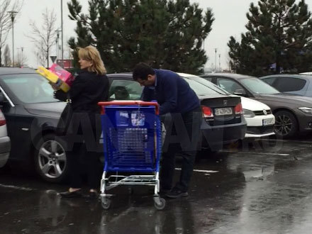 IMAGINI ÎN EXCLUSIVITATE! Prima Doamnă a României nu uită de nimeni: nici de soţ, dar nici de nepoţei şi nici de căţei! Ce a pus doamna Băsescu în căruciorul de cumpărături