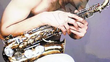 Sandu Badanau canta pentru prietenii sai indragostiti pana peste urechi. Tocmit sa cucereasca femeile cu saxofonul