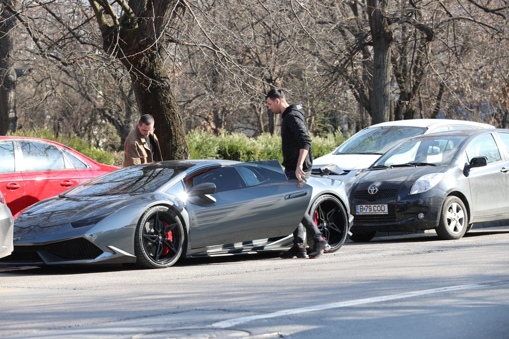 Zed și amicul lui pleacă de la restaurant, cu Lamborghini-ul de 300.000 de euro (Foto: CANCAN.RO)
