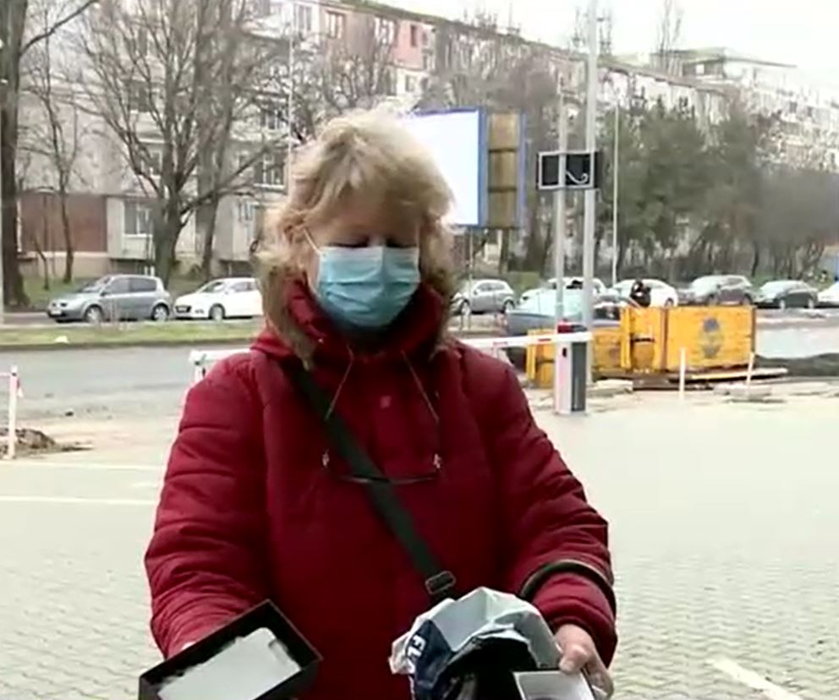 O femeie din Galați a primit șuruburi în locul unui iPhone de 6.700 de lei și a alertat poliția. Ce au declarat oficialii magazinului de unde l-a comandat