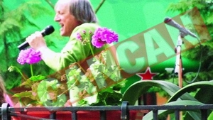 Mihai Constantinescu le-a cantat fanilor la o terasa