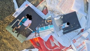Fotografiile de familie i-au dat de gol când au aruncat gunoiul. Polițiștii au dat amenzi de 20.000 de lei!
