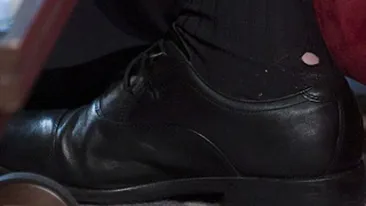 Premierul britanic umbla cu ciorapii rupti