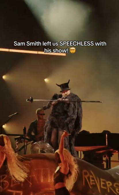 Sam Smith a schimbat ținutele vestimentare, pe scena de la Untold / sursă foto: captură video