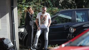 Imagini exclusive. A dispărut după dezvăluirile DNA, dar noi l-am găsit! Fostul ”ginere” al lui Băsescu, pufăială cu o sexy-funcţionară de la bancă!