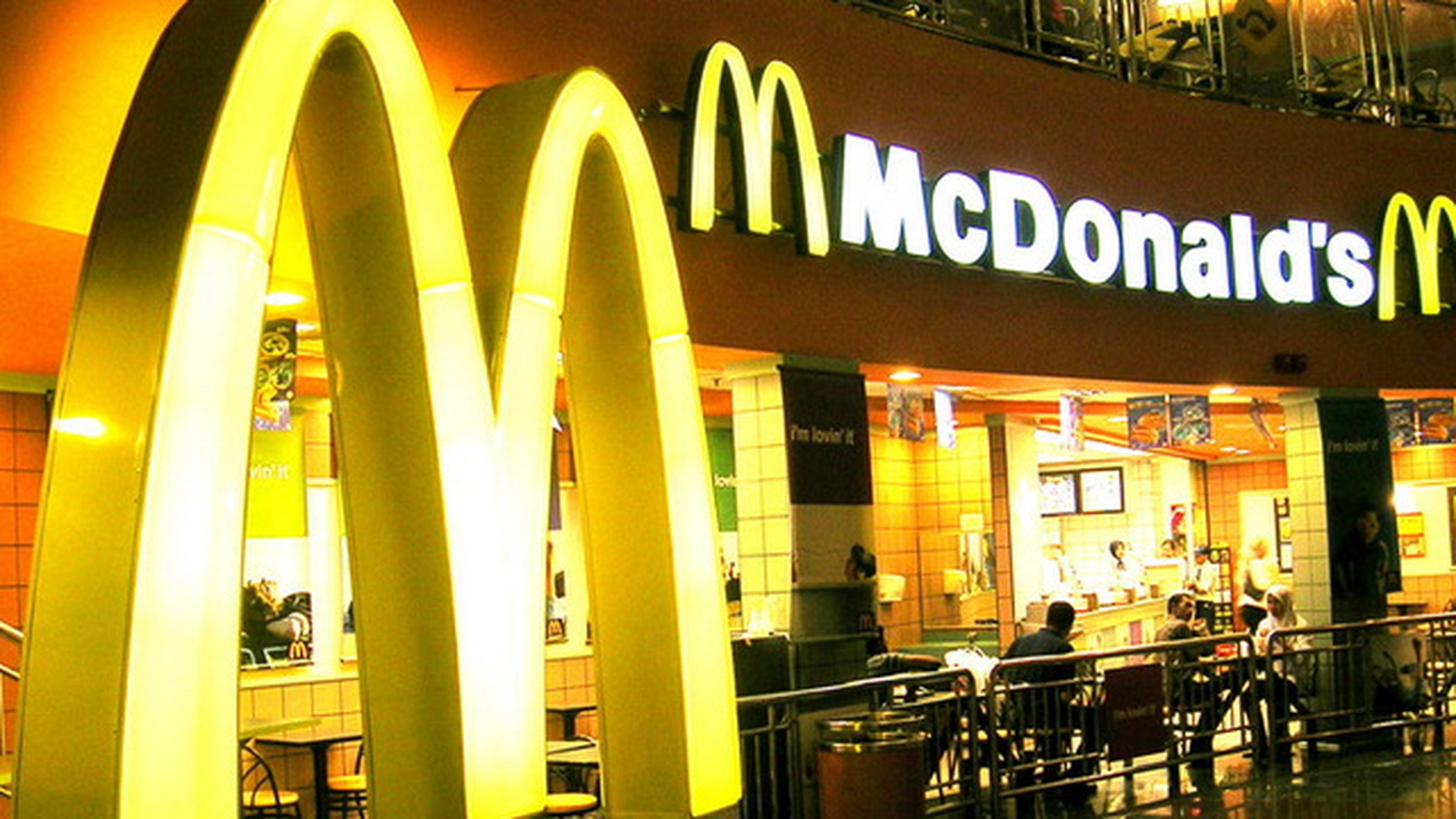 ANUNTUL facut de Mc Donald's la deschiderea celui mai nou mall din Capitala! Bucurestenii au luat cu asalt magazinul!